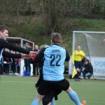 Kopfballungeheuer“ Michael Kügler hat das 2:1 Siegtor erzielt. 
                        (verdeckt durch die Nr.22, Manuel Jung)