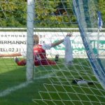 Der Ball im Netz, der Sieg perfekt. Da freut sich Dennis Noll über seinen Treffer zum 3:0 in der Nachspielzeit