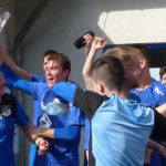 Die erste Bierdusche für Erfolgstrainer Björn Mehnert