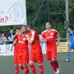 Lobende Worte für den Torschützen Mats-Lukas Scheld durch Kapitän Toni Gänge