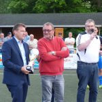 Pokalübergabe durch Kreisvorsitzenden Marco Michel (rechts)