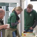 Zur Belohnung ein „Leckerchen“ aus der Kiste