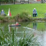 Die IGS-Siegerland mit Schiffsmodellen am Dorfweiher
