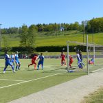 Dawid Krieger (links neben Nr. 5) köpft zum 1:0 (17.)